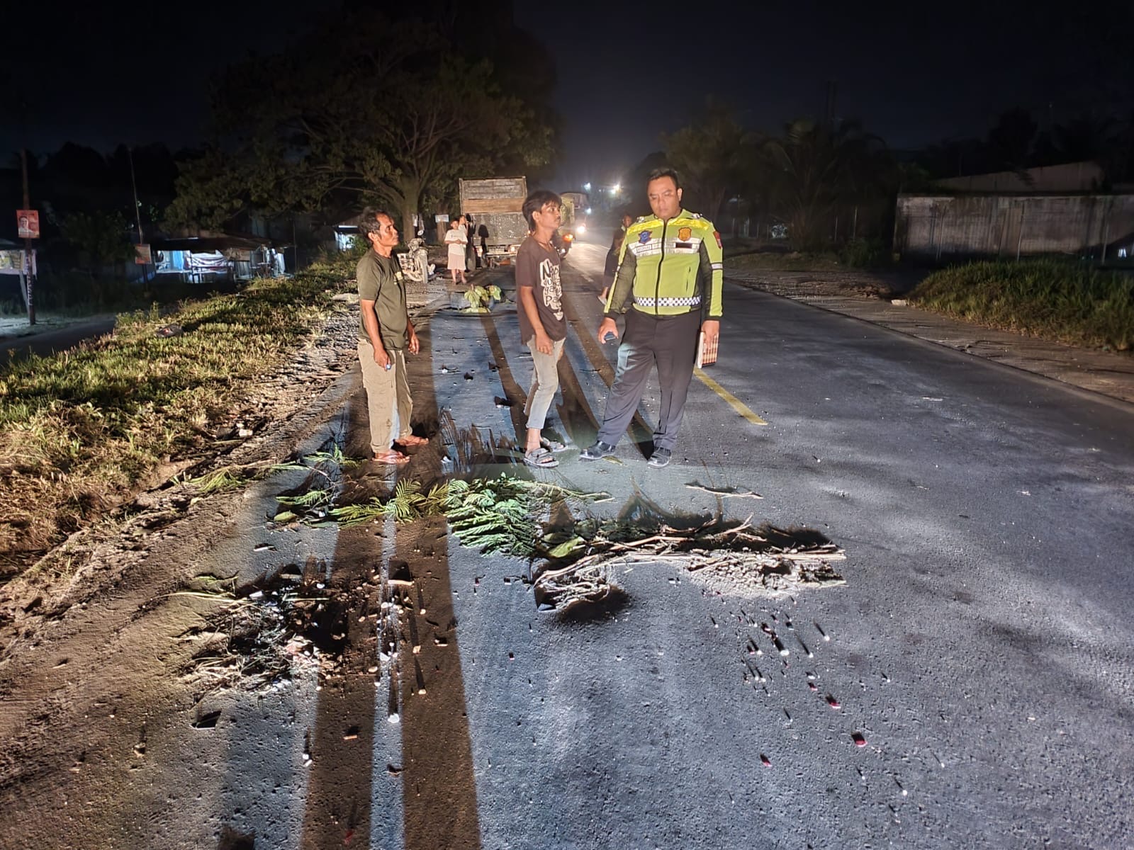 Personel Lantas Polresta Pekanbaru melakukan olah TKP tabrakan maut di Jalan Siak II, pada Jumat (5/7/2024) dini hari.