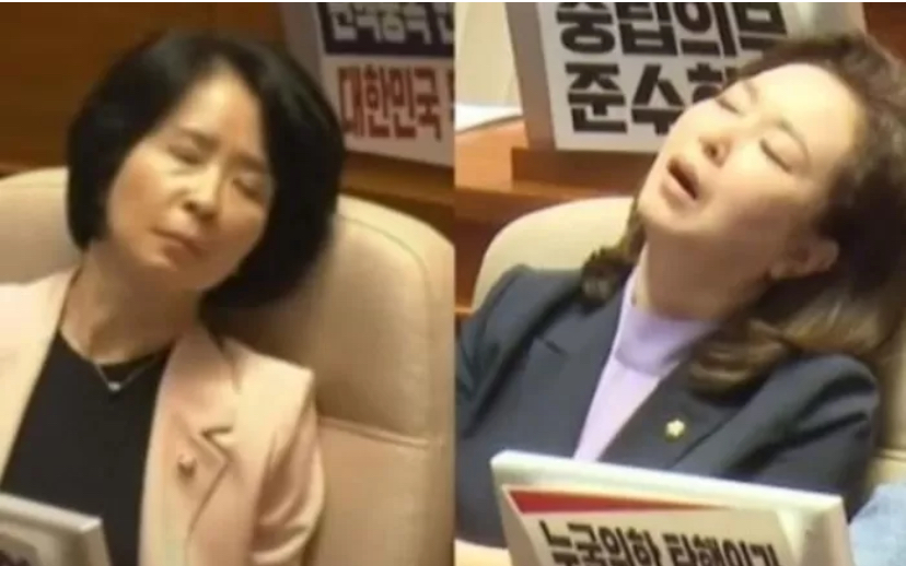 Kim Meen Geon dan Choi Soo Jin, meminta maaf saat terlihat tertidur saat sidang pleno Majelis Nasional yang dikuasai oposisi pada hari sebelumnya (3/7).