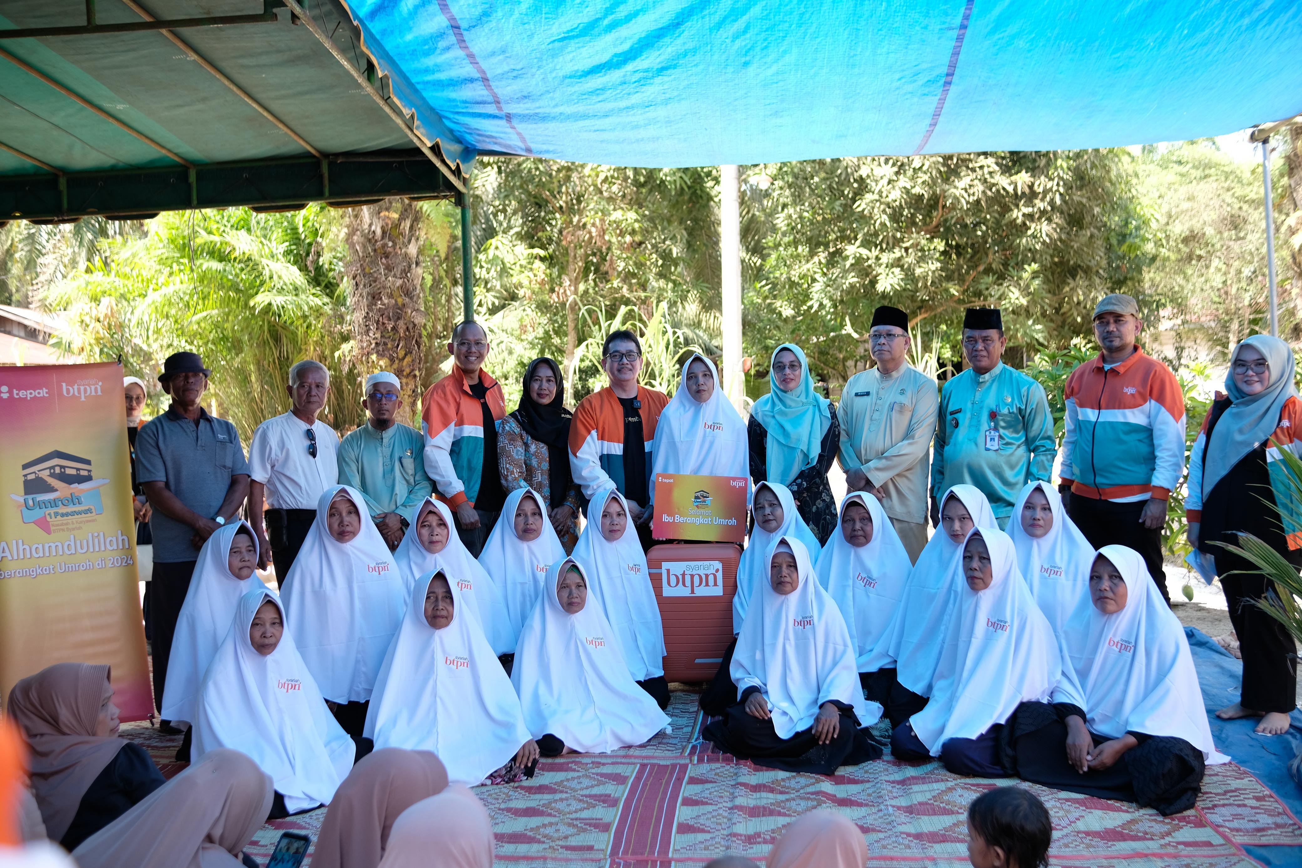 Direktur BTPN Syariah, Dwiyono Bayu Winantio dan jajaran, Camat Tanah Putih Emelda, Sekretaris Kecamatan Tanah Putih Wirya, dan Lurah Sekeladi Hilir Jasni foto bersama nasabah BTPN Syariah.