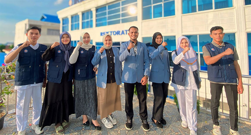 Tim Hibah PKM Institut Kesehatan (IKes)Payung Negeri Pekanbaru (dari kiri ke kanan ): Abdul Rahman, Siti Masyita, Echy Sudettyara, Yessi Azwar M.Kes, Ns Ifon Driposwana Putra M.Kep, Bd. Siska Mulyani.