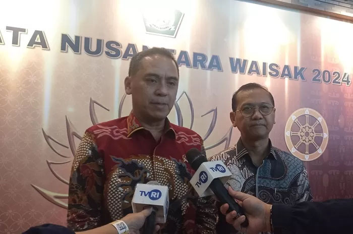 Wamenag Saiful Rahmat Dasuki (kiri) bersama Dirjen Bimas Buddha Kemenag Supriyadi di Sannipata Nusantara Waisak 2024 di Serpong (6/7).