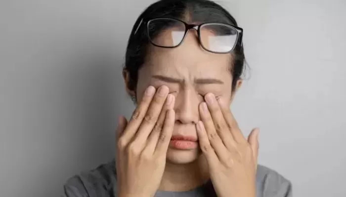 Ilustrasi kedutan mata.