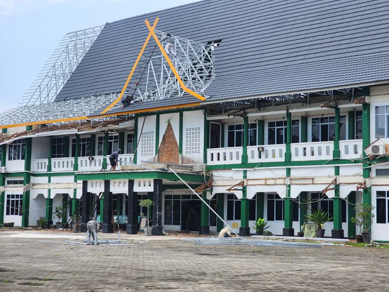 Sejumlah pekerja saat melakukan pekerjaan rehab Kantor Bupati Kabupaten Kepulauan Meranti di Selatpanjang, Jumat (5/7/2024).
