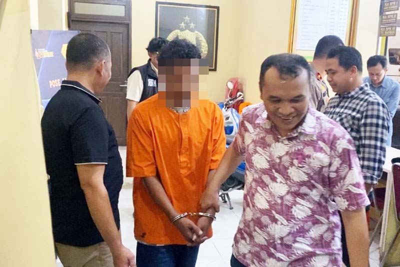 Pelaku pencurian tas berinisial AA digiring usai penetapan tersangka di Mapolsek Sukajadi, Kamis (4/7/2024).