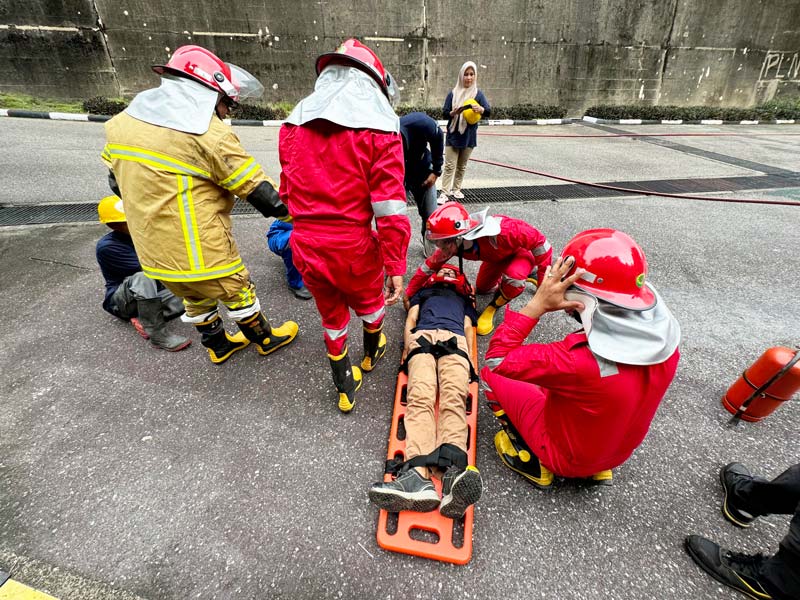 Simulasi pelaksanaan prosedur evakuasi korban pada situasi darurat.