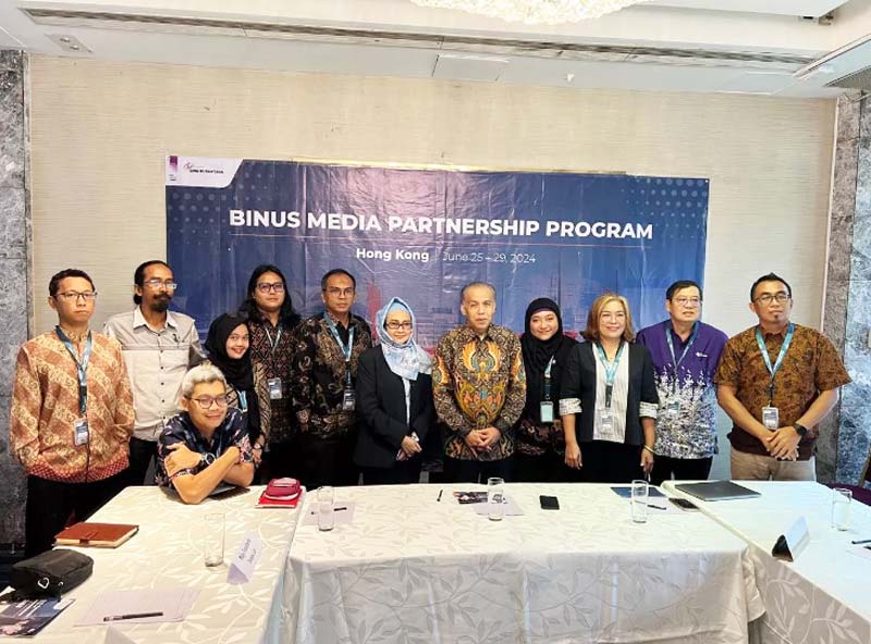 Konjen Hongkong Yul Edison foto bersama sejumlah wartawan dari Indonesia saat berkun&shy;jung ke Hongkong akhir Juni 2024.