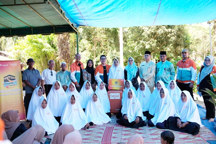 Direktur BTPN Syariah Dwiyono Bayu Winantio dan jajaran, foto bersama nasabah BTPN Syariah di perkumpulan ibu-ibu Sentra Putri Kartini usai penyerahan apresiasi umrah gratis di Kecamatan Tanah Putih.