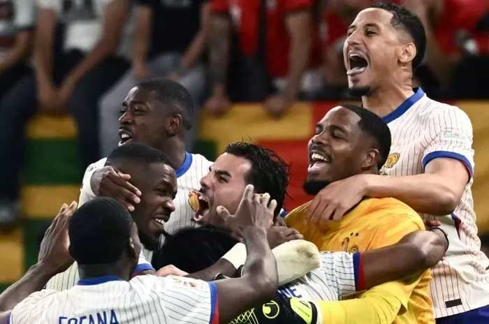 Para pemain timnas Prancis merayakan kemenangan atas Portugal pada perempat final Piala Eropa 2024 di Volksparkstadion, Hamburg, Jumat (5/7).