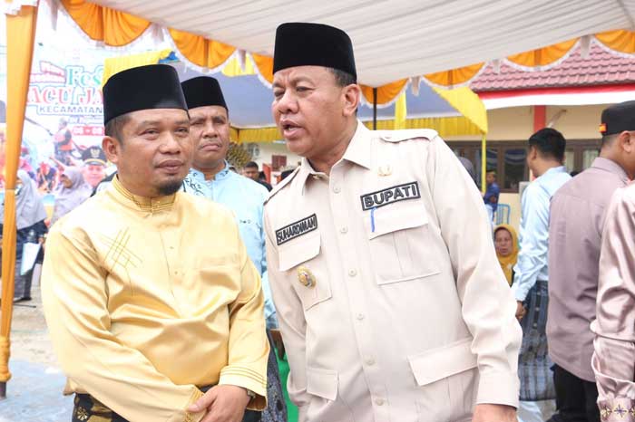 Dr H Suhardiman Amby dan anggota DPRD Riau Sardiyono AMd terlihat akrab saat pembukaan pacu jalur Inuman, Sabtu (6/7/2024).