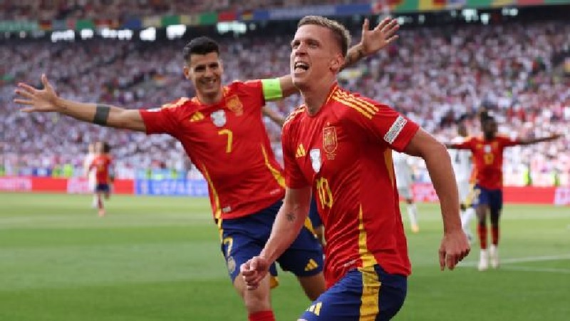 Dani Olmo (kanan) melakukan selebrasi usai mencetak gol pembuka Spanyol ke gawang Jerman di perempatfinal Euro 2024. Dia juga memberika assist untuk gol kemenangan Spanyol yang dicetak Mikel Merino.
