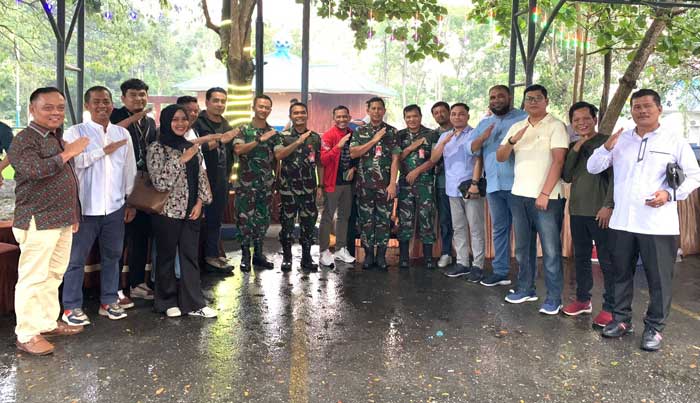 Danlanud Roesmin Nurjadin, Marsma TNI Feri Yunaldi SE MHan bersama pengurus DPP REI dan pengurus REI Riau, Jumat (5/7/2024) usai menggelar acara silarahmi.