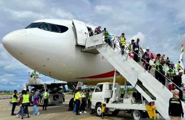 Kedatangan pesawat Garuda Indonesia jenis A340-300 yang mengangkut 319 jamaah haji.