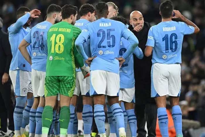 Pep Guardiola memberikan instruksi pada pemain Manchester City.
