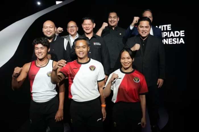 Desainer jersey Tim Indonesia untuk Olimpiade Paris 2024, Didit Hediprasetyo atau Didit Prabowo (kiri, atas), dalam peluncuran jersey di Jakarta, Kamis (4/7/2024) malam.