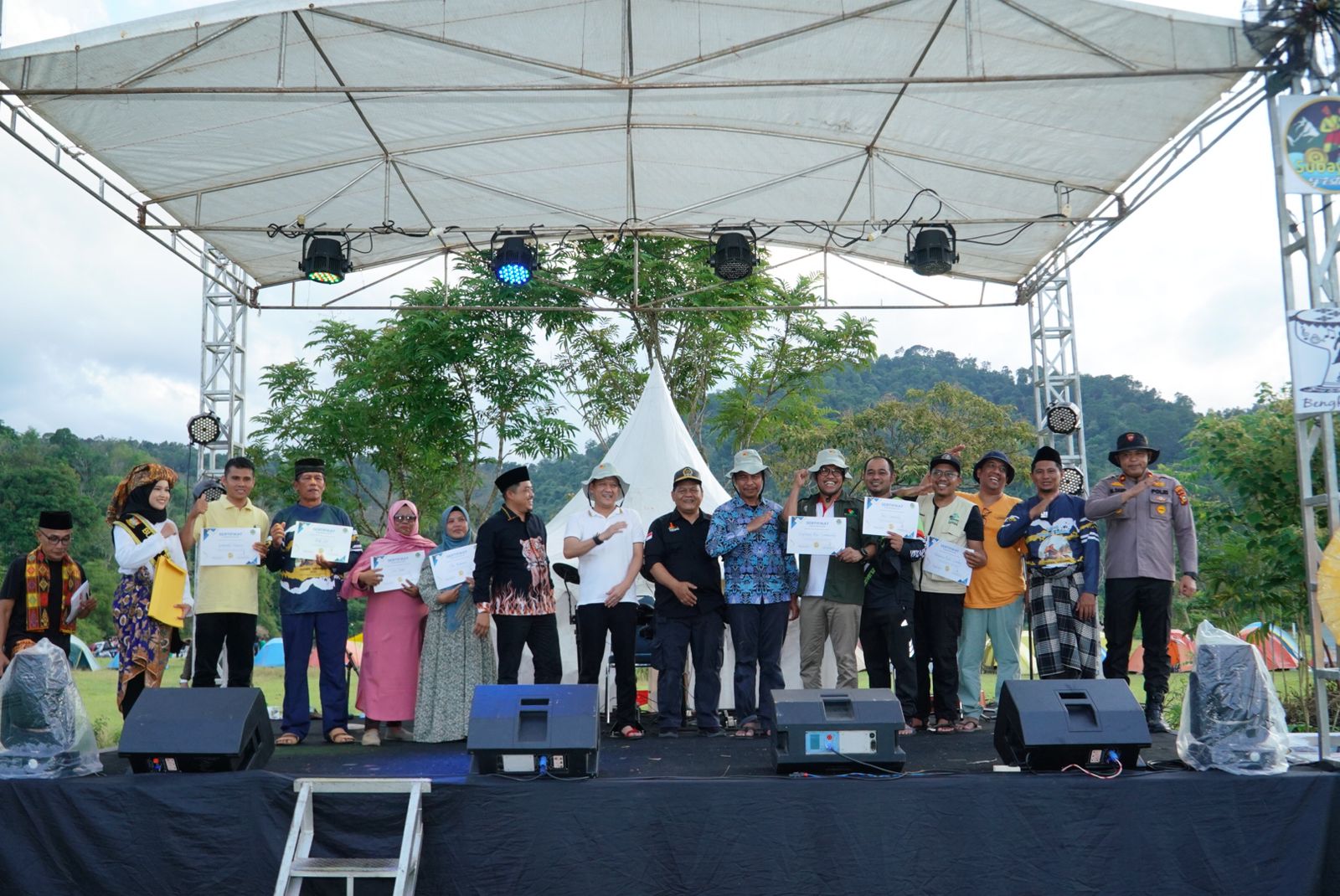 Pj Bupati Kampar Hambali, Wakil Ketua DPRD Kampar Repol, dan pejabat lainnya menghadiri sekaligus membuka secara resmi Festival Subayang &ldquo;Sound of Rimbang Baling&rdquo; ke-8 tahun 2024 di Desa Tanjung Belit