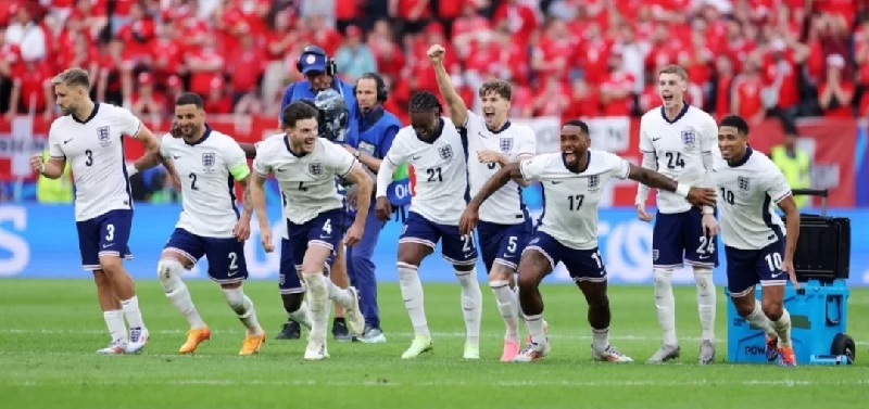 Pemain Inggris melakukan selebrasi usai memenangi adu penalti di perempatfinal Euro 2024 Jerman atas Swiss.