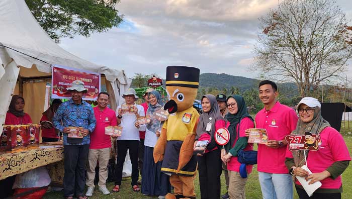 Pj Bupati Kampar Hambali bersama Pj  Sekda Ahmad Yuzar foto bersama Komisioner KPU Kampar di stan KPU Kampar di Festival Subayang Desa Tanjung Belit, Kampar.
