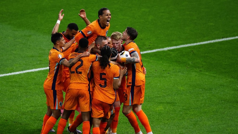 Pemain Belanda melakukan selebrasi usai membobol gawang Turki. De Oranje lolos ke semifinal Euro 2024 Jerman dan akan menghadapi Inggris usai menang 2-1 atas Turki.