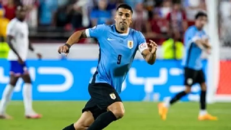 Luis Suarez tidak mengeluh walaupun hanya menjadi penghangat bangku cadangan di Uruguay