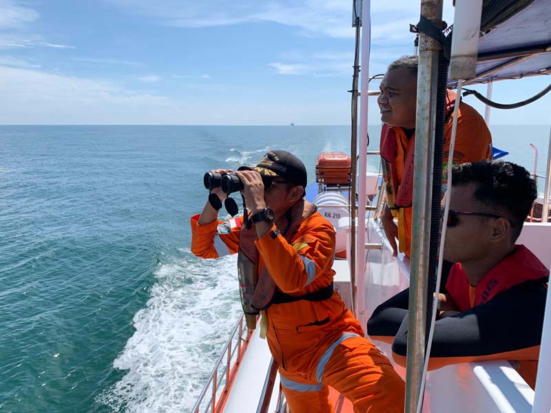 Tim SAR Gabungan melakukan pencarian terhadap salah seorang kru MV Yashima yang terjatuh dari kapal di Perairan Selat Melaka, tepatnya di bagian utara Perairan Pulau Bengkalis, Riau, Ahad (7/7/2024).