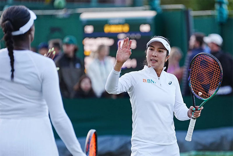 Aldila Sutjiadi bersama Asia Muhammad saat menang di pertandingan Wimbledon 2024.