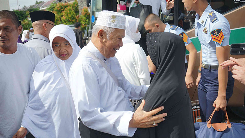 Jemaah haji asal Riau  disambut keluarga saat tiba di Kantor Kemenag Kota Jalan Arifin Achmad Pekanbaru, Senin (8/7/2024). Kedatangan haji ini merupakan kloter terakhir Pekanbaru .