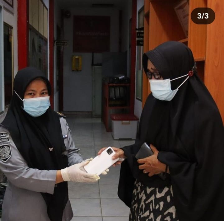 Petugas Lapas Kelas IIA Bangkinang menggagalkan penyelundupan ponsel dari seorang pengunjung yang akan diserahkan kepada warga binaan Lapas, Senin pagi (8/7/2024).