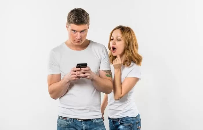 Ilustrasi pria yang ketahuan selingkuh melalui isi chat ponselnya