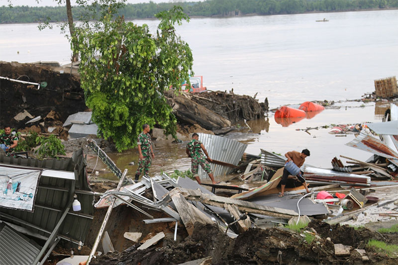 Puing bangunan yang terjatuh akibat abrasi di Sungai Indragiri, Tembilahan, Senin (8/7/24)