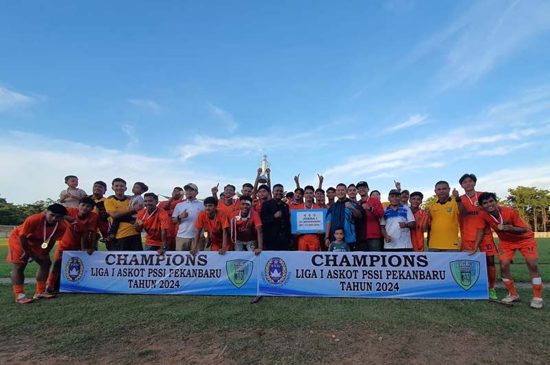 Ketua Askot PSSI Pekanbaru Roni Saputra didampingi Ketua KONI Pekanbaru Yasir, dan Kabid PPO Dispora Pekanbaru Ade Zukri foto bersama pemain dan ofisial PS UIR.