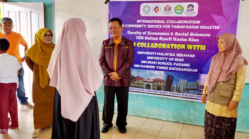 Dekan FKIP Unri Prof Dr Jimmi Copriady MSi saat meninjau pengabdian dan berdialog dengan guru di salah satu SDN di Limo Kaum Batusangkar, baru-baru ini.