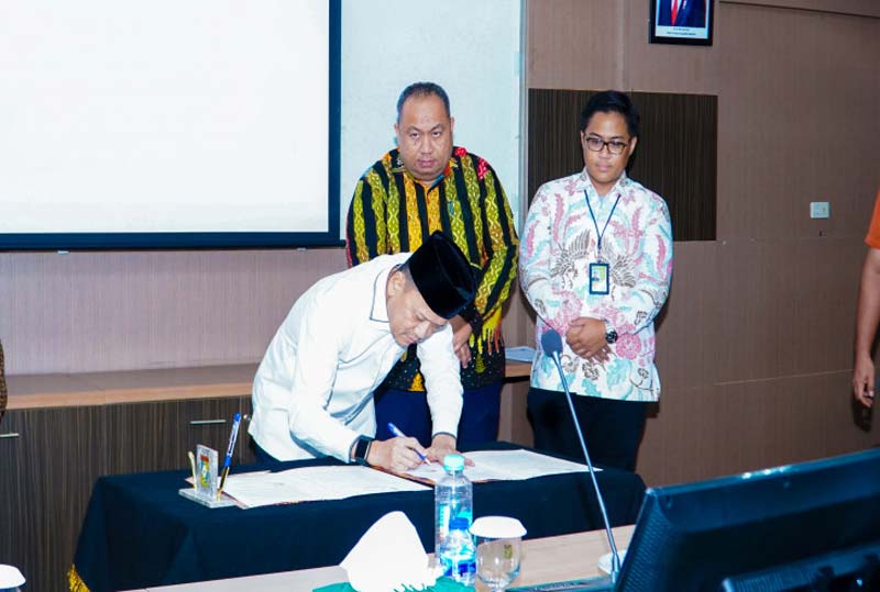 Pj Bupati Kampar Hambali disaksikan Manager External Communications & Stakeholder Relation (ECSR) South PHR, Wan Dedi Yudishtira&nbsp;menandatangani berita acara serah terima pembangunan gerai UMKM.