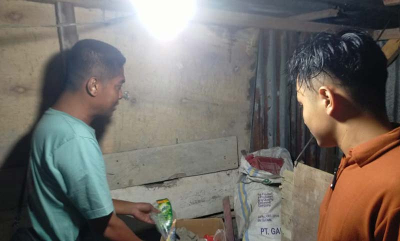 Tim dari Polsek Singingi Hilir saat memeriksa salah satu kedai, diduga digunakan untuk aktivitas bakar emas di Desa Tanjung Pauh, Ahad (7/7/2024).