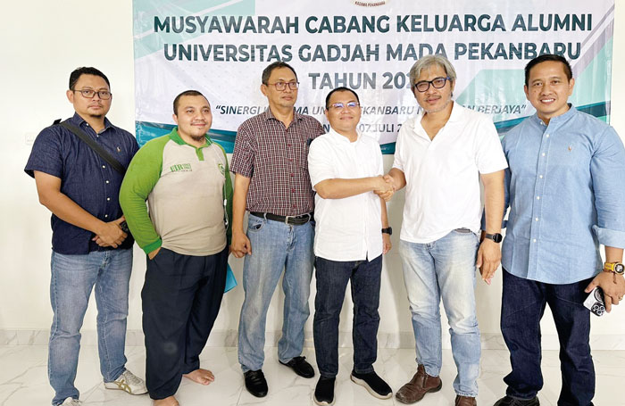 BERSALAMAN: Ketua Pengcab Kagama Pekanbaru terpilih Prof Junaidi (tiga kanan) bersalaman dengan mantan Ketua Pengcab Kagama Pekanbaru M Suhandi didampingi Ketua Harian Pengda Kagama Riau Arifuddin