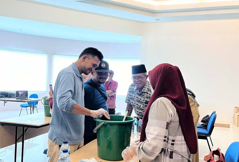Peserta Green Kalcer praktik mengolah sampah menjadi echo enzym saat pelatihan di Gedung Capella Honda Riau,  belum lama ini.