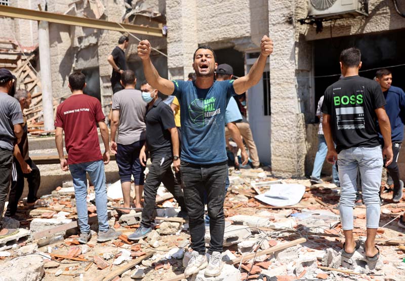 Seorang pria Palestina berdiri sambil menangis di atas reruntuhan Sekolah Keluarga Suci Patriarkat Latin yang terkena pemboman militer Israel di Kota Gaza, Ahad (7/7/2024).