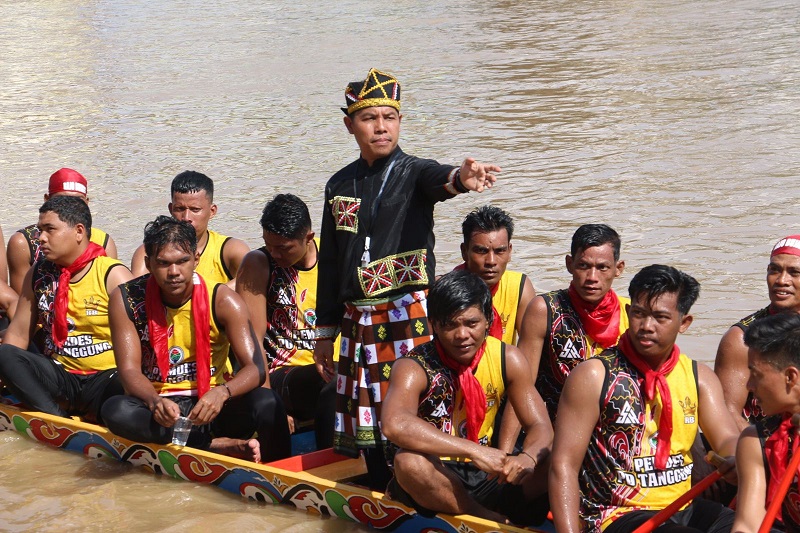Timbo ruang jalur Rajo Bujang memberi komando dan arahan kepada pemacunya usai berpacu saat mendengar keputusan dewan hakim di Tepian Rajo Pangean.