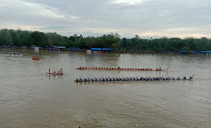 Jalur Tuah Alam Kaswira Nondri saat berhadapan dengan Jalur Linggar Jati di perebutan juara 1 Dan 2, Senin (8/7/2024) di Tepian Tigo Muaro Inuman.