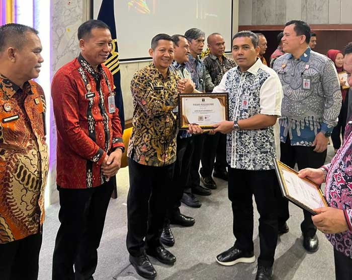 TERIMA PENGHARGAAN: Kalapas Bengkalis, Muhammad Lukman menerima menghargaan IKPA dari Kantor Wilayah Kementerian Hukum dan HAM Riau atas evaluasi capaian kinerja.