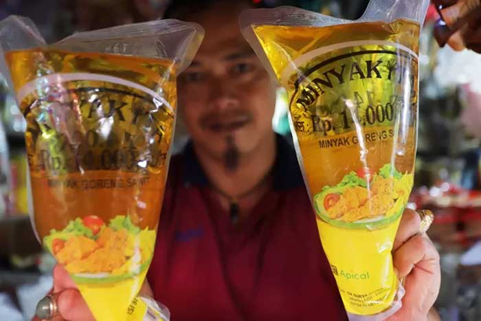 Minyak goreng kemasan bersubsidi Minyakita di salah satu Pasar Kebayoran Lama, Jakarta, Rabu (8/2/2023).