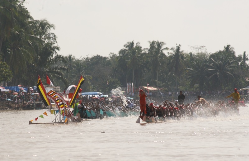 Dua jalur saat berlomba di Tepian Rajo, Kecamatan Pangean, belum lama ini.