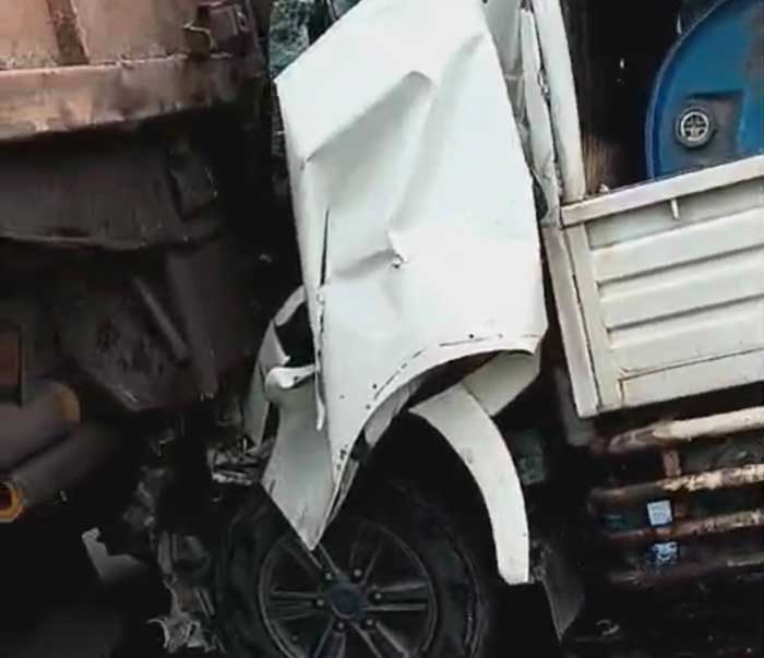 Mobil pikap menabrak bagian belakang sebuah truk di Jalan Tol Pekanbaru-Dumai.