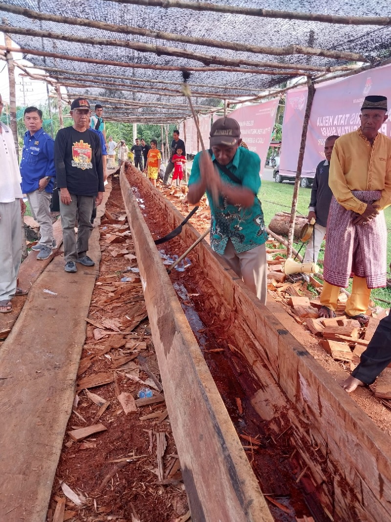 Khaerun (63 , seorang tukang pembuat jalur yang andal sedang membuat jalur bernama Pangeran Keramat Tangan Biso, Desa Kampung Baru Sentajo Kec. Sentajo Raya Kuantan Singingi, Sabtu (7/6/2024).