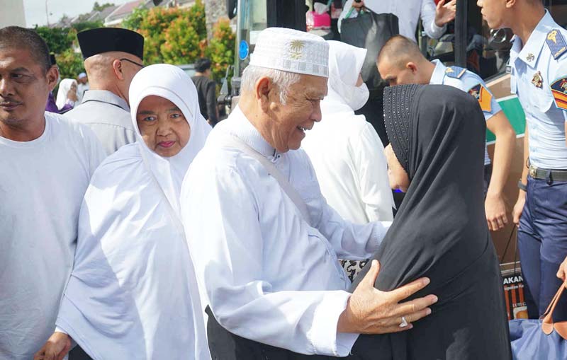 Jemaah haji asal Riau disambut pihak keluarga saat tiba di Kantor Kementerian Agama Kota Pekanbaru Jalan Arifin Achmad, Pekanbaru, Senin (8/7/2024).