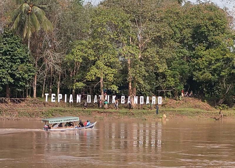 Arena pacu jalur tepian Datuk Badaro, Pasar Gunung, Kecamatan Gunung Toar saat ini sudah bersih. Nampak perahu mesin hilir mudik, Senin (8/7/2024).