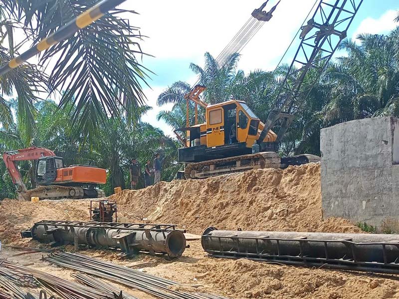 Alat berat mulai bekerja pada proyek pembangunan lanjutan Jembatan Sungai Batang Kumu pada ruas Jalan Mahato-Suka Damai, Kecamatan Tambusai Utara, Jumat (5/7/2024).