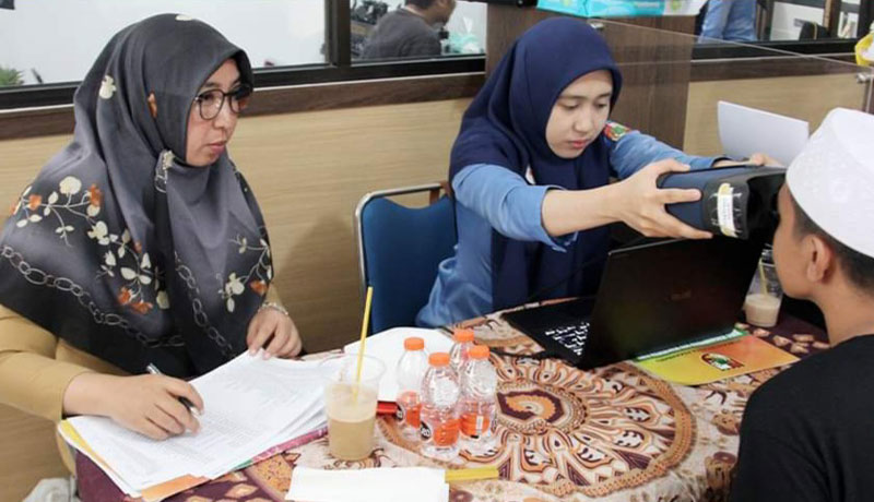 Petugas Disdukcapil Kota Pekanbaru melakukan pengecekan iris mata salah seorang napi Lapas Pekanbaru pada Senin (8/7/2024).