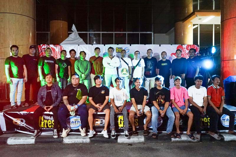 Peserta dan panitia iven Oto Market yang digelar oleh Build N Drive foto bersama di puncak acara, Ahad (7/7/2024).