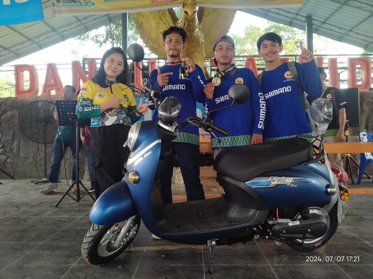 Rio Agung Firmansyah berhasil meraih satu unit sepeda motor setelah mendapat skor tertinggi perolehan ikan gabus seberat 2,75 kg dalam pelaksanaan mancing bareng (mabar).