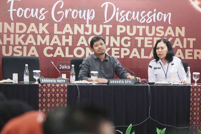 Komisioner  KPU, Idham Kholik (kiri) saat berbicara di Focus Group Discussion (FGD) di Jakarta, Senin (8/7/2024).